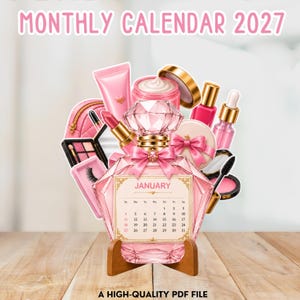 Pode incluir: Um calendário mensal de 2027 com um design de frasco de perfume rosa em forma de diamante e uma página de janeiro. O calendário é rodeado por ilustrações de artigos de maquilhagem, incluindo batom, um pote de creme e uma paleta.