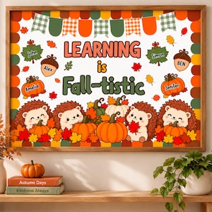 Może przedstawiać: Oprawiony plakat z napisem 'LEARNING is Fall-tistic' otoczony ilustracjami jeży, dyń, żołędzi i jesiennych liści. Projekt zawiera spersonalizowane imiona, takie jak John, Alex, Amelia, Simon, Ben i Jenifer.