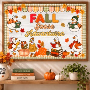 以下が含まれることがあります： FALL Goose Adventureという文字と、スカーフを巻いて本を読んだりカボチャを持ったりしているガチョウのイラストが描かれた額入りウォールアートプリント。秋の葉、チェック柄の縁取り、白い木目調の背景が特徴です。