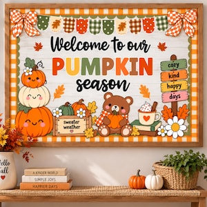 Puede incluir: Un letrero de pared rectangular con fondo de madera blanca y borde de cuadros naranjas. Incluye una guirnalda, tres calabazas sonrientes apiladas, un oso pardo sosteniendo una calabaza y el texto Welcome to our PUMPKIN season.