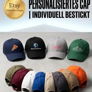 Könnte beinhalten: Eine Auswahl an Baseballkappen in verschiedenen Farben, darunter Marineblau, Schwarz, Grau und Grün. Einige Kappen zeigen gestickte Designs wie ein Pizzastück, einen Globus, einen Namen und eine Berglandschaft. Das Bild enthält auch den Text "PERSONALISIERTES CAP | INDIVIDUELL BESTICKT".