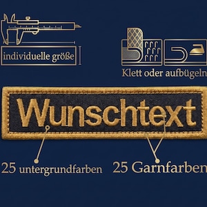Könnte beinhalten: Ein rechteckiger Aufnäher in Marineblau mit dem goldfarbenen Schriftzug "Wunschtext". Der Aufnäher hat einen goldenen Rand. Das Bild enthält Symbole und Text auf Deutsch, die Optionen zur Individualisierung anzeigen, darunter 25 Hintergrundfarben und 25 Garnfarben.