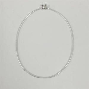 Puede incluir: Un collar plateado con una cadena redonda en forma de serpiente. El cierre presenta un peque&ntilde;o dise&ntilde;o decorativo. El collar se muestra sobre un fondo blanco liso, resaltando su elegancia sencilla.
