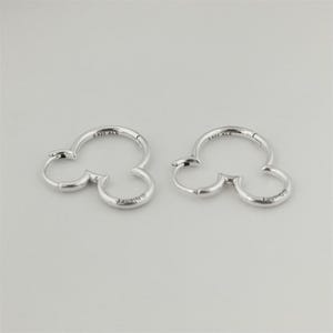 Puede incluir: Un juego de tres tazas de cer&aacute;mica con un acabado moteado y mate. Las tazas son de color crema, gris claro y gris oscuro. Cada taza tiene un dise&ntilde;o simple y minimalista y un asa redondeada.