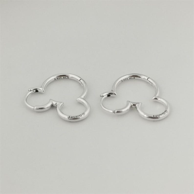 Puede incluir: Un juego de tres tazas de cer&aacute;mica con un acabado moteado y mate. Las tazas son de color crema, gris claro y gris oscuro. Cada taza tiene un dise&ntilde;o simple y minimalista y un asa redondeada.