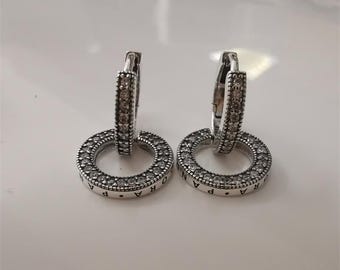 Pendientes de aro dobles brillantes con la firma PANDORA