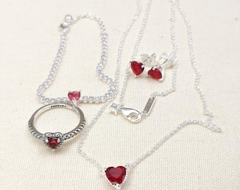 Conjunto de anillo, pendientes y collar con corazón rojo de PANDORA en plata
