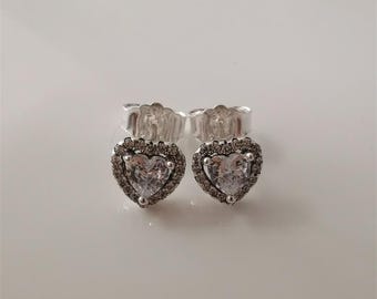 Pendientes Pandora Heart Love Sparkling Elevated Heart Stud en plata de ley 925