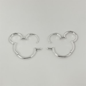 Puede incluir: Dos pendientes de aro plateados con forma de la cabeza de Mickey Mouse. Los pendientes son de metal brillante y tienen un cierre de bisagra. Uno est&aacute; marcado con "&copy;Disney" y el otro con "Pandora".