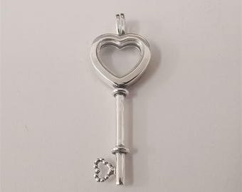 Caja con bisagra para collar con medallón de corazón flotante de Pandora