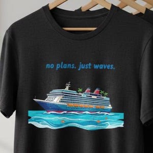 Puede incluir: Camiseta negra con un diseño de crucero. El barco es azul, naranja y blanco, navegando sobre olas azules. El texto "no plans. just waves." está encima del barco en azul.