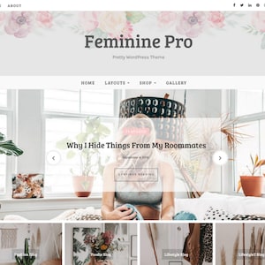 Puede incluir: Página de inicio de un sitio web con el título "Feminine Pro" y el lema "Pretty WordPress Theme". La página presenta un encabezado floral, enlaces de navegación y una publicación de blog destacada titulada "Why I Hide Things From My Roommates."