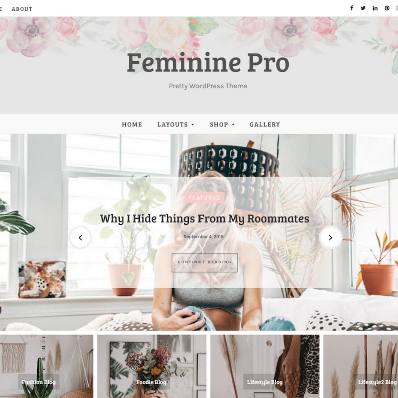 Op de afbeelding: Een website homepage met de titel "Feminine Pro" en de slogan "Pretty WordPress Theme". De pagina bevat een bloemenkop, navigatielinks en een uitgelichte blogpost met de titel "Why I Hide Things From My Roommates."