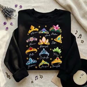 Pu&ograve; includere: Un cartello in legno rustico con la scritta "Welcome to our home" in lettere bianche. Il cartello presenta una finitura invecchiata e un design semplice e accogliente, perfetto per un portico o un ingresso.