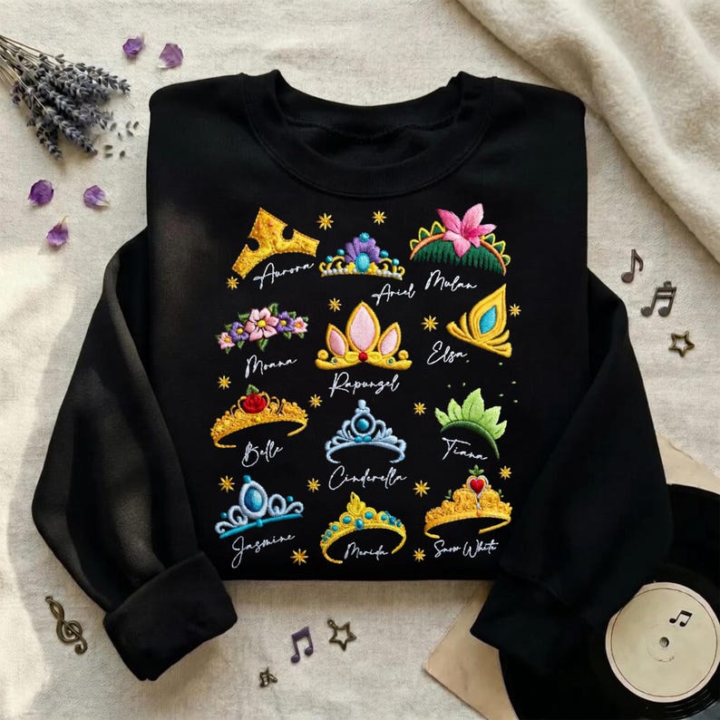 Pu&ograve; includere: Un cartello in legno rustico con la scritta "Welcome to our home" in lettere bianche. Il cartello presenta una finitura invecchiata e un design semplice e accogliente, perfetto per un portico o un ingresso.