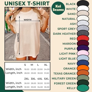 Pu&ograve; includere: Una t-shirt unisex beige con opzioni di taglia e colore. La larghezza della maglietta varia da 45,7 a 81,3 cm e la lunghezza da 71,1 a 88,9 cm. Le opzioni di colore includono nero, bianco, sabbia, naturale, cenere, grigio sport, grigio scuro, rosso, bordeaux, viola, rosa chiaro, azzurro, blu navy, arancione, arancione texas, verde militare, verde foresta e kelly.