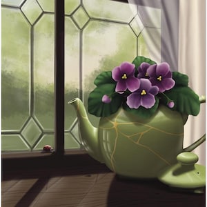 Puede incluir: Una tetera verde con un diseño kintsugi, llena de violetas africanas moradas. La tetera está sobre una superficie de madera cerca de una ventana con un diseño de vidrieras. Una mariquita descansa en el alféizar.
