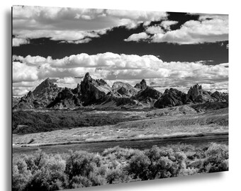 Le montagne del deserto di Needles – Fotografia paesaggistica dell'Arizona, stampa in bianco e nero