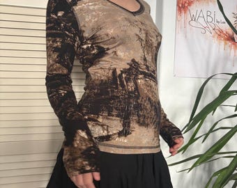 グランジ風抽象プリント長袖トップス、ビスコースストレッチTシャツ、ダークアカデミアブラウンメッシュスタイルフィットシャツ、Y2Kミニマリストトップス
