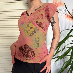 Top cruzado con estampado mixto Y2K, patchwork paisley, ribete de encaje, cuello en V, manga corta, estilo vintage boho maximalista de los 2000, color rosa oliva.