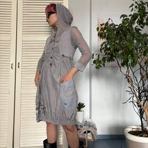 Sukienka funkcjonalna z kapturem Y2K Techwear Avant Garde z bufiastym dołem Gorpcore i kieszenią Cyber, rozmiar M