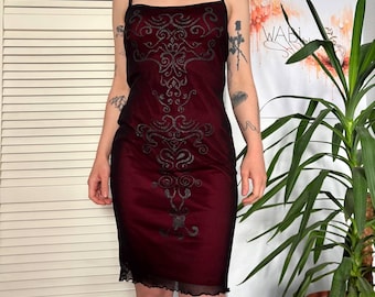 Abito sottoveste in rete con glitter rosso ciliegia e nero, stile New Look Y2K, con stampa barocca a volute, mini spalline sottili, taglia S