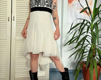 Abito Jane Norman Y2K bianco nero con pizzo floreale senza spalline, mini abito da festa in chiffon con fiocco asimmetrico e orlo asimmetrico.