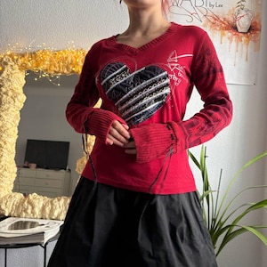 Y2K Desigual Röd Hjärtformad Topp Med Patchwork, Pärlmönster, Applikation, Stickad Ärm, Snörning, Långärmad T-shirt, 2000-tals Grunge Whimsigoth Streetwear