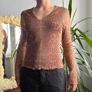 Top de malla con estampado de piel de serpiente vintage, estampado de pitón marrón, estilo Y2K, estilo grunge, cuello en V, manga larga, transparente.