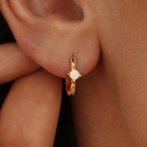 Klassische Opal Hoop Huggie Ohrringe, Zierliche 18K Gold Opal Ohrringe, Opal Schmuck, Alltags Ohrringe, Geburtstagsgeschenk, Brautjungfer Geschenk für Sie