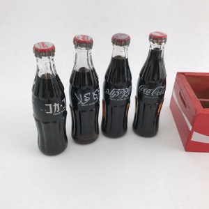 Vintage Miniature Coke Bottles From Around The World And Crate, Miniature Coca Cola Bottles, Coke Miniatures From Israel, Egypt, Japan afbeelding 5