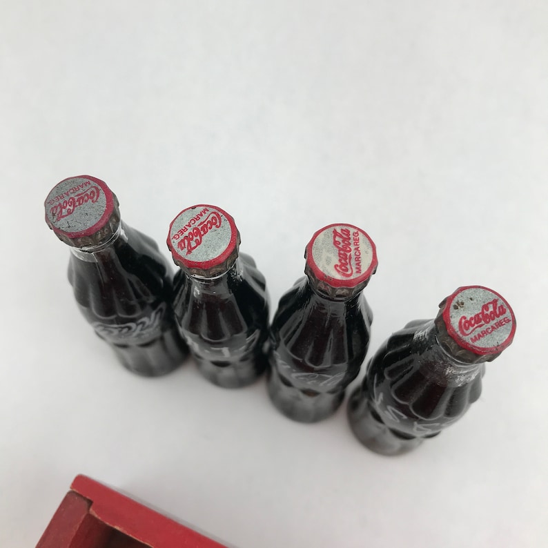 Vintage Miniature Coke Bottles From Around The World And Crate, Miniature Coca Cola Bottles, Coke Miniatures From Israel, Egypt, Japan afbeelding 10