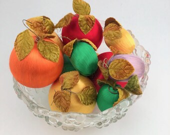 Adornos de frutas artificiales de hilo de seda hilado vintage, estado regular a bueno, cuenco no incluido.