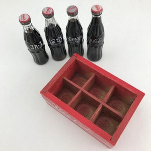 Vintage Miniature Coke Bottles From Around The World And Crate, Miniature Coca Cola Bottles, Coke Miniatures From Israel, Egypt, Japan afbeelding 3