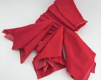 Juego vintage de 15 servilletas de tela rojas con lunares blancos.