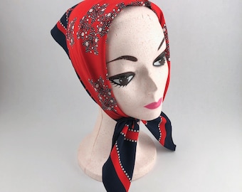 Bufanda de época del Kennedy Center, color rojo, blanco y azul, de June Critchfield, policrepé de China, 1986.
