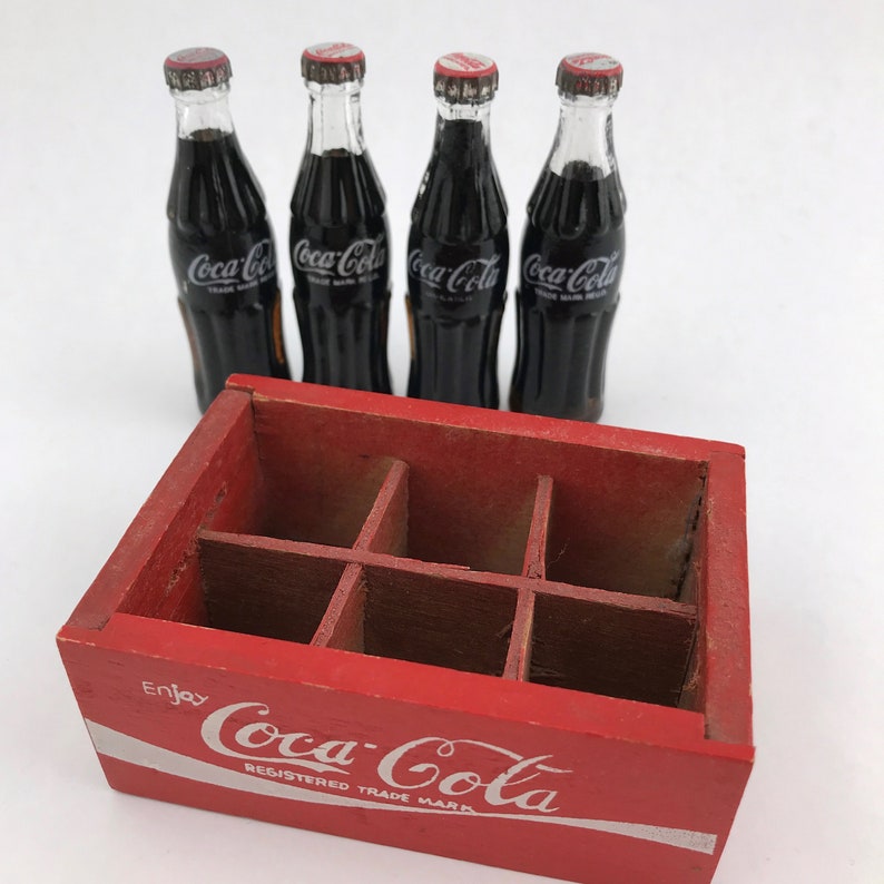 Vintage Miniature Coke Bottles From Around The World And Crate, Miniature Coca Cola Bottles, Coke Miniatures From Israel, Egypt, Japan afbeelding 4