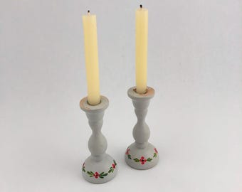Candelabros pequeños de madera gris con estampado floral, estilo vintage, fabricados en Suecia.