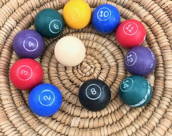 Juego de 11 bolas de billar pequeñas Milton Bradley Paddle, estilo vintage, en buen estado.