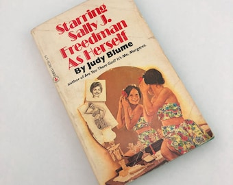 Edición de bolsillo clásica, protagonizada por Sally J. Freedman interpretándose a sí misma, Judy Blume, sexta edición de Laurel-Leaf, octubre de 1979.
