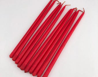Juego vintage de 10 velas cónicas rojas, estado regular a bueno.