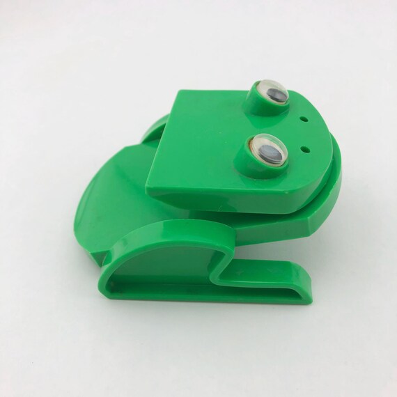 thumbnail interactive-video image 1 of Dgudgu Frog Paper Clip Holder For Desk Cute Paperclip Holder Paper Clip Dispenser Paper Clip Organizer Novel Office Supply Accessory Tools 1 of 9