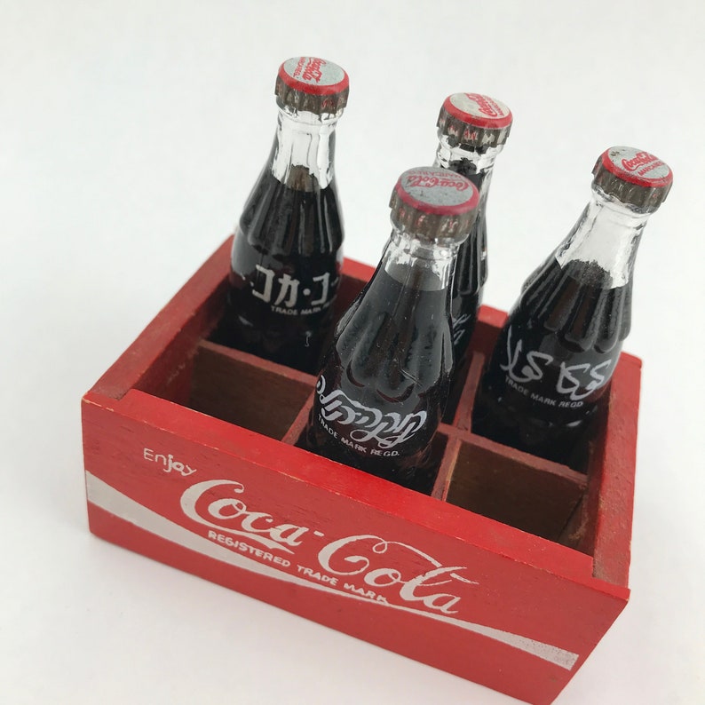 Vintage Miniature Coke Bottles From Around The World And Crate, Miniature Coca Cola Bottles, Coke Miniatures From Israel, Egypt, Japan afbeelding 1