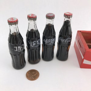 Vintage Miniature Coke Bottles From Around The World And Crate, Miniature Coca Cola Bottles, Coke Miniatures From Israel, Egypt, Japan afbeelding 6