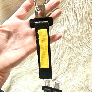 Llavero de cinturón de seguridad para mini atracciones / Llavero con pestaña amarilla / Llavero de parque temático / Llavero con correa amarilla imagen 6