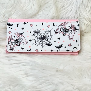 Carteira feminina trifold rosa claro Witch | Carteira rosa | Mãos de coração de bruxa