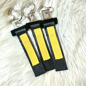 Llavero de cinturón de seguridad para mini atracciones / Llavero con pestaña amarilla / Llavero de parque temático / Llavero con correa amarilla imagen 1