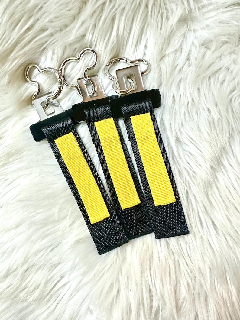 Llavero de cinturón de seguridad para mini atracciones / Llavero con pestaña amarilla / Llavero de parque temático / Llavero con correa amarilla imagen 1