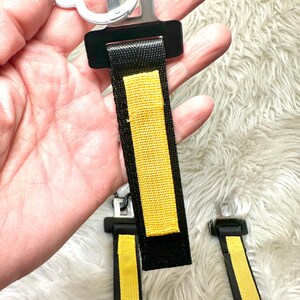 Puede incluir: Una taza de cer&aacute;mica blanca con un asa negra y el texto "But First, Coffee" en negrita negra. La taza se encuentra sobre un fondo neutro, resaltando su dise&ntilde;o sencillo.