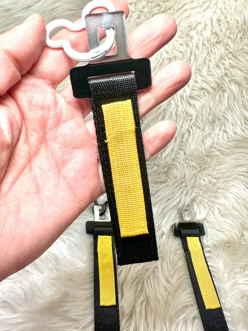 Puede incluir: Una taza de cer&aacute;mica blanca con un asa negra y el texto "But First, Coffee" en negrita negra. La taza se encuentra sobre un fondo neutro, resaltando su dise&ntilde;o sencillo.